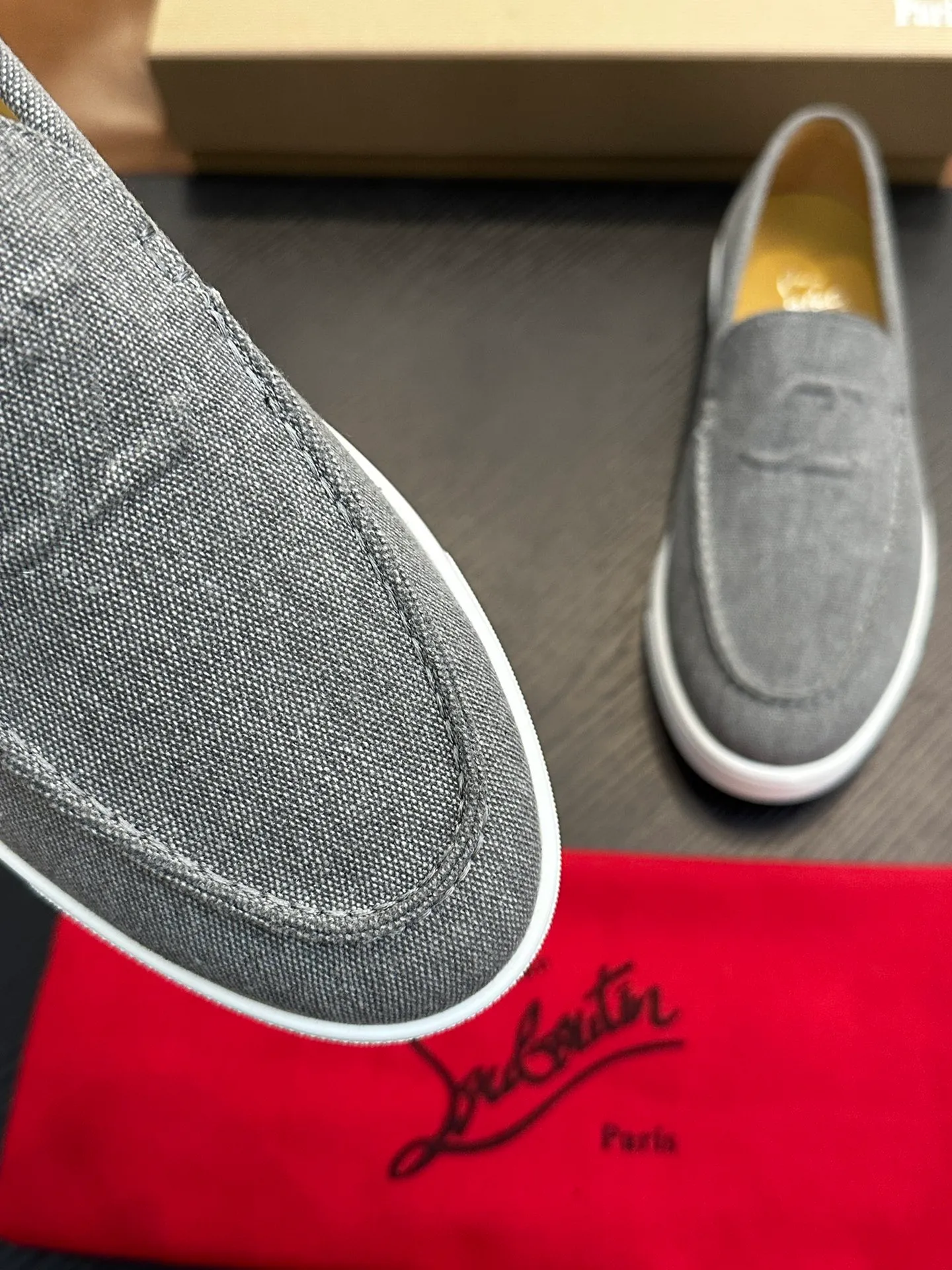 P760💰Christian Louboutin (red-soled shoes) Italian men’s casual sneakers are shipped! Each pair of shoes from this Italian handmade shoe brand has a simple and classic design, which is very comfortable and versatile! The upper fabric of this shoe is made of imported cowhide, with high-end and comfortable cowhide lining! The outsole is made of original rubber bottom sheets and is lined with cowhide! Brand-specific molded footbed, exclusive private mold control! Original box packaging, with shoe storage bag! 39 40 41 42 43 44 (38 45 46 customized)